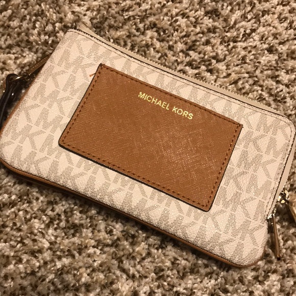Micheal Kors Wristlet - Picture 5 of 8